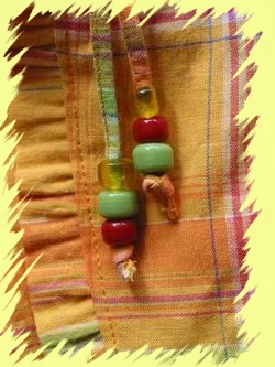 Schürze aus der Ottobre 1/2002 - verziert mit Perlen